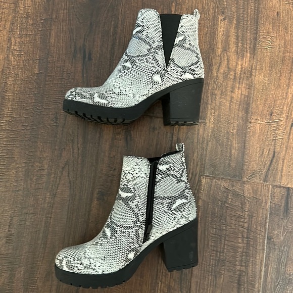 Snakeskin Heel Booties with Rubber sole - Picture 3 of 4